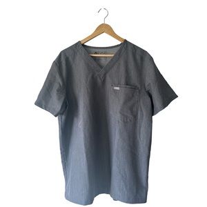 FIGS Technical Collection man’s Leon™ Three-Pocket Scrub Top M Grey Graphite